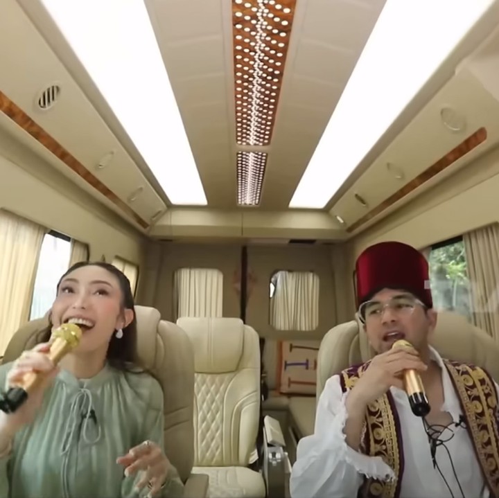 <p>Di mobil mewah ini, Ayu Dewi juga bisa karaoke karena ia menyediakan tempat khusus untuk meletakkan mic dan video musik. Di dekat tempat karaoke, Ayu membuat meja lipat kecil. (Foto: YouTube TRANS7 OFFICIAL)</p>