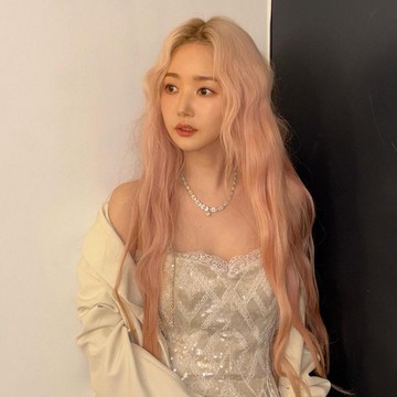 Memesona Bak Idol, Simak Potret Aktris Park Min Young dengan Rambut Pink Blonde