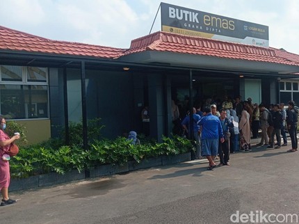 Anteran Mengular di Antam Pulogadung Saat Harga Emas Turun Kemarin