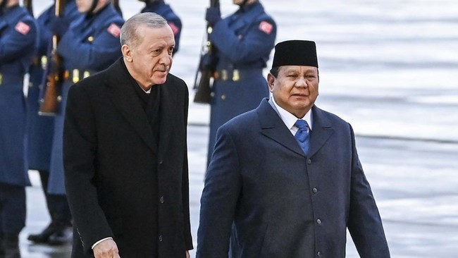 Presiden Republik Indonesia Prabowo Subianto tiba di Bandara Internasional Esenboga, Ankara, Turki, Rabu (9/4) malam waktu setempat.