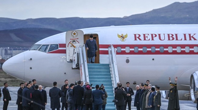 Istana Ungkap Alasan Pesawat Kepresidenan Ganti Warna Kepala PCO Hasan Nasbi mengungkap pesawat kepresidenan berganti warna dari merah menjadi putih demi perawatan rutin.