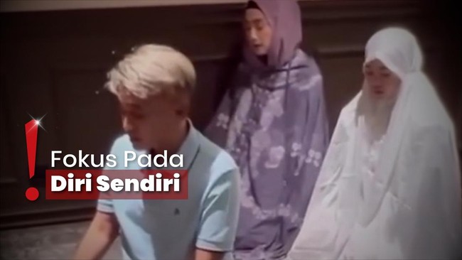 Jadi Imam Salat Desy Ratnasari, Ruben Onsu Berusaha Khusyuk Beribadah