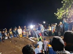 7 Korban Kecelakaan Maut Panther vs Bus di Gresik Dimakamkan 1 Liang Lahad