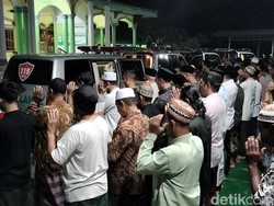 7 Korban Laka Panther Disalatkan di Ambulans, Dimakamkan 1 Liang Lahad