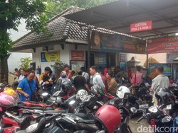 Warga Klaten Antusias Pemutihan Pajak, Antrean di Samsat Luber ke Jalan