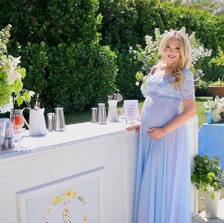 <p>Suasana semakin meriah dengan pernak pernik dekorasi yang cantik. Mulai dari bunga-bunga cantik, sampai beberapa hidangan mewah seperti kue-kue dan lainnya yang dihias dengan karakter kesayangan Beatrix Potter, Peter Rabbit. (Foto: @tiffanytrump).</p>