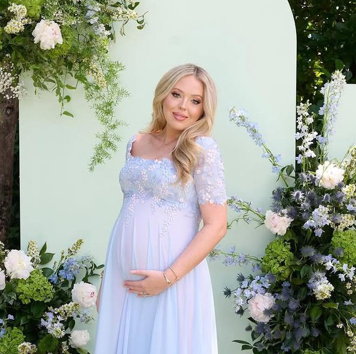 <p>Tiffany juga memperlihatkan potret dirinya sedang mengelus perutnya yang semakin membesar sambil berpose di beberapa tempat. Salah satunya di depan dekorasi dengan hiasa bunga-bunga cantik berwarna biru dan putih. (Foto: @tiffanytrump).</p>