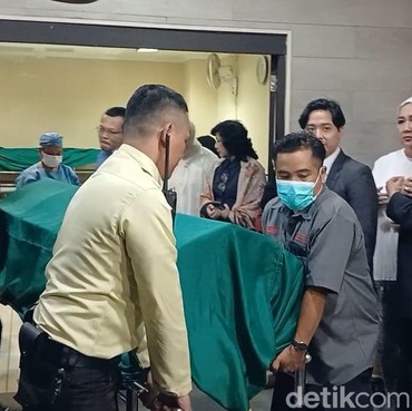 Jenazah Titiek Puspa Dibawa ke Rumah Duka di Wisma Puspa