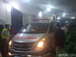 Suasana Saat Jenazah Titiek Puspa Sampai di Rumah Duka