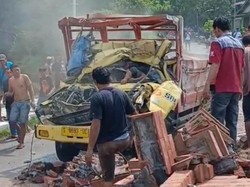Detik-detik Truk Tabrak Gapura gegara Google Maps Sebabkan 2 Orang Tewas