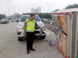 Sedang Bantu Mobil Pecah Ban di Tol Depok, Sopir Tewas Tertabrak Truk