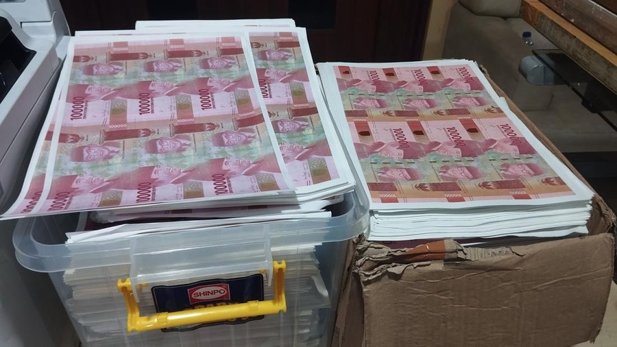Uang palsu yang disita dari pabrik di Bubulak, Kota Bogor. Uang palsu yang disita dari pabrik di Bubulak, Kota Bogor.