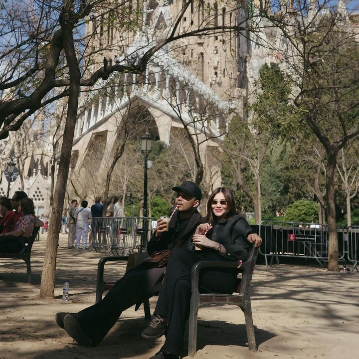 <p>Selama babymoon di Barcelona, Aaliyah dan Thariq banyak menikmati waktu bersama di pusat kota. Keduanya terlihat membagikan momen saat berada di jalanan kota terbesar di Spanyol itu, Bunda. (Foto: Instagram @aaliyah.massaid)</p>