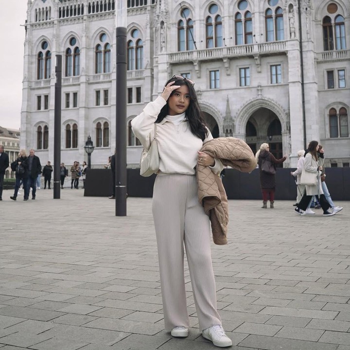 <p>Lahir pada tahun 1999, saat ini Adira tumbuh menjadi perempuan dewasa berparas cantik. Kini, Adira bekerja di sebuah firma hukum. (Foto: Instagram: @adirakania)</p>