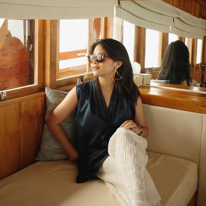 <p>Melihat dari laman Instagram-nya, Adira kerap membagikan potret kebersamaannya bersama teman-teman, Bunda. Ia juga sering mengunggah potret diri ketika berlibur. (Foto: Instagram: @adirakania)</p>