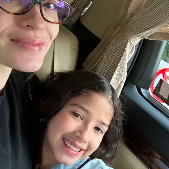 <p>Yasmine Wildblood membagikan potretnya ketika mengantar dan menjemput sang putri sulung, Seraphina Rose Soerjosoemarno. Seraphina tampak bahagia berada di pelukan sang Bunda. (Foto: Instagram: @yaswilblood)</p>