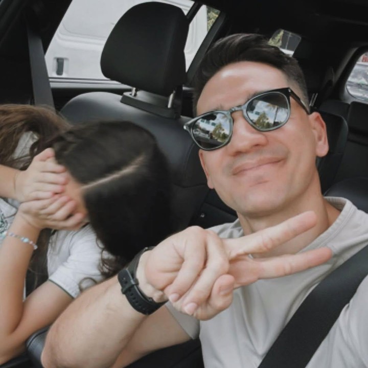 <p>Andrew White juga dikenal sebagai Ayah yang dekat dengan anak-anaknya. Belum lama ini, ia membagikan potretnya ketika mengantar sang putri, Sarah, ke sekolah. "Ya, anakku sudah kembali sekolah!! Suasana yang sangat berbeda saat liburan sekolah berakhir hehe. Tetapi juga kembali ke pekerjaan rumah dan remaja yang pemarah, jadi plus minus lah," tutur Andrew. (Foto: Instagram: @andrew.white._)</p>