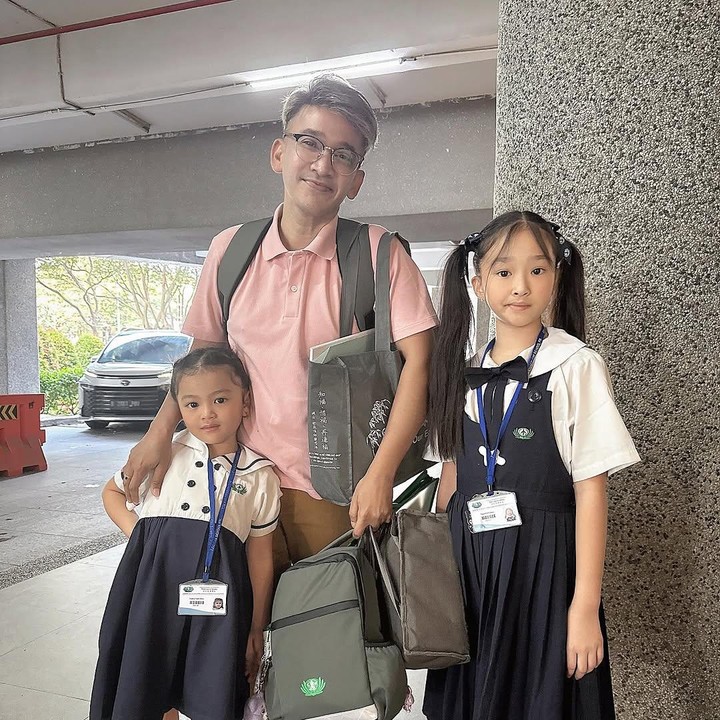 <p>Presenter ternama Ruben Onsu turut mengantar kedua putrinya, Thalia dan Thania, masuk sekolah di hari pertama. Sebelum masuk ke kelas, ketiganya pun mengabadikan potret bersama. "Hari pertama sekolah bersama Ayah," tulis Ruben. (Foto: Instagram: @ruben_onsu)</p>