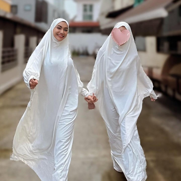 <p>Meski wajah Aisha masih dirahasiakan dari publik, pertumbuhan putri semata wayang Denada ini sering menuai sorotan. Dalam foto terbaru yang diunggah Denada, tinggi Aisha mencuri perhatian karena sudah hampir melebihi tinggi ibundanya. (Foto: Instagram @denadaindonesia)</p>