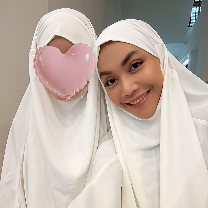 <p>Penyanyi Denada kembali membagikan momen manis bersama sang putri, Aisha Aurum. Berbeda dari sebelumnya, kali ini Denada mengunggah momen spesial saat merayakan Idul Fitri bersama putrinya di Singapura. (Foto: Instagram @denadaindonesia)</p>