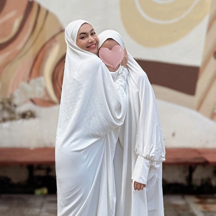 <p>Aisha adalah putri semata wayang Denada dari pernikahan dengan Jerry Aurum yang berakhir dengan perceraian. Aisha lahir pada 11 Desember 2012 atau saat ini usianya sudah menginjak 12 tahun. (Foto: Instagram @denadaindonesia)</p>