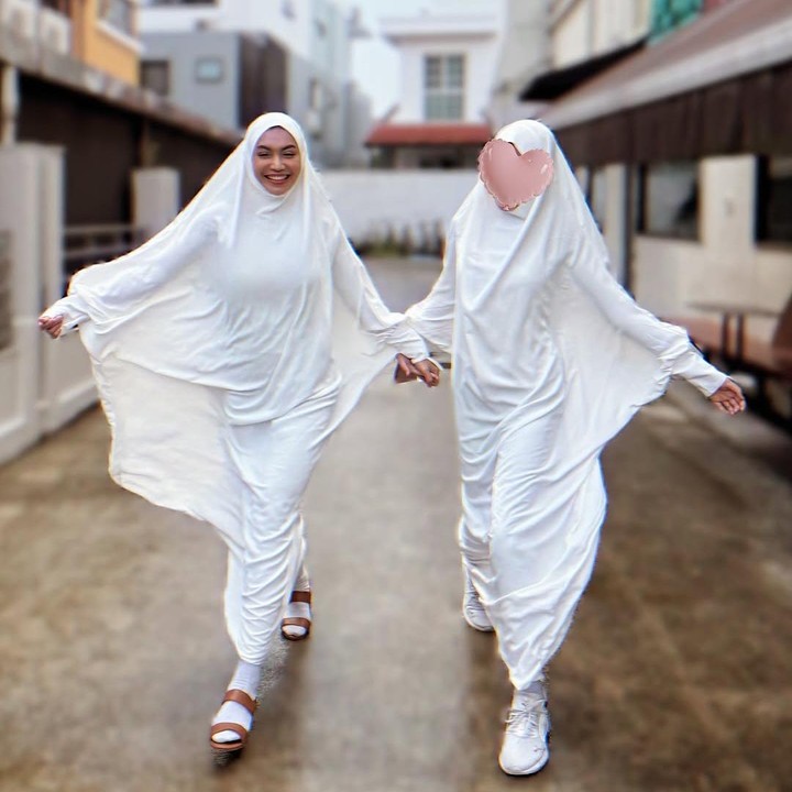<p>Dalam potret ini, Denada dan Aisha terlihat kompak mengenakan pakaian muslim berwarna serba putih. Keduanya tampak sedang menikmati suasana Lebaran di jalanan Singapura. Seperti diketahui, Denada memutuskan untuk menetap di Negeri Singa tersebut untuk pengobatan putrinya yang sempat didiagnosis leukimia. (Foto: Instagram @denadaindonesia)</p>
