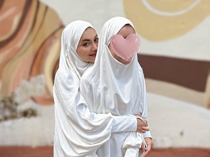 Denada Umrah Bersama Sang Putri Aisha, Ternyata Ada Kisah Haru di Baliknya