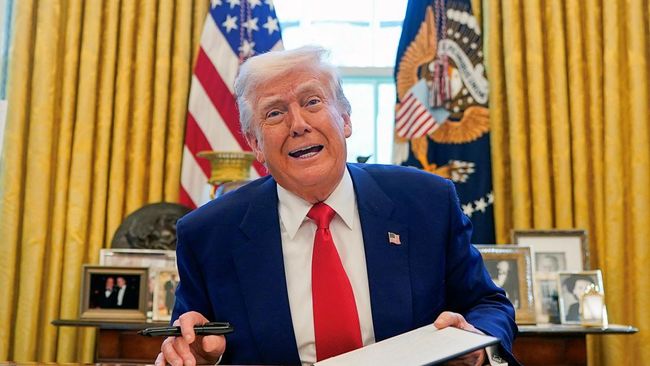 Donald Trump menertawakan keputusan China mengurangi jumlah film AS yang boleh diputar di negara tersebut.