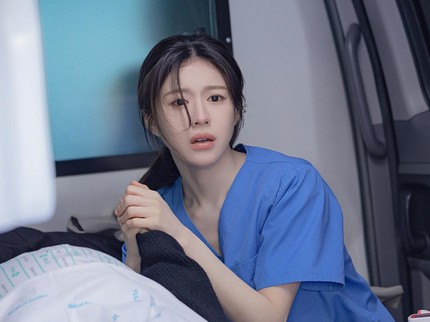 Seru! Spin Off Hospital Playlist 'Resident Playbook' Sajikan Momen Menegangkan Ibu Melahirkan di Lorong RS