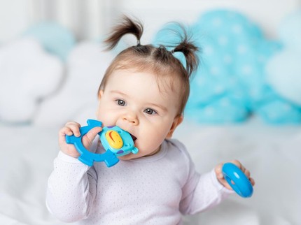 Bayi Tumbuh Gigi: Kenali Tanda & Penyebab Cepat Tumbuh, hingga Ciri yang Tidak Normal