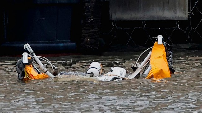 Investigasi Dewan Keselamatan Transportasi menemukan helikopter turis jatuh bulan lalu di Sungai Hudson, New York City ternyata terbagi tiga bagian di udara.