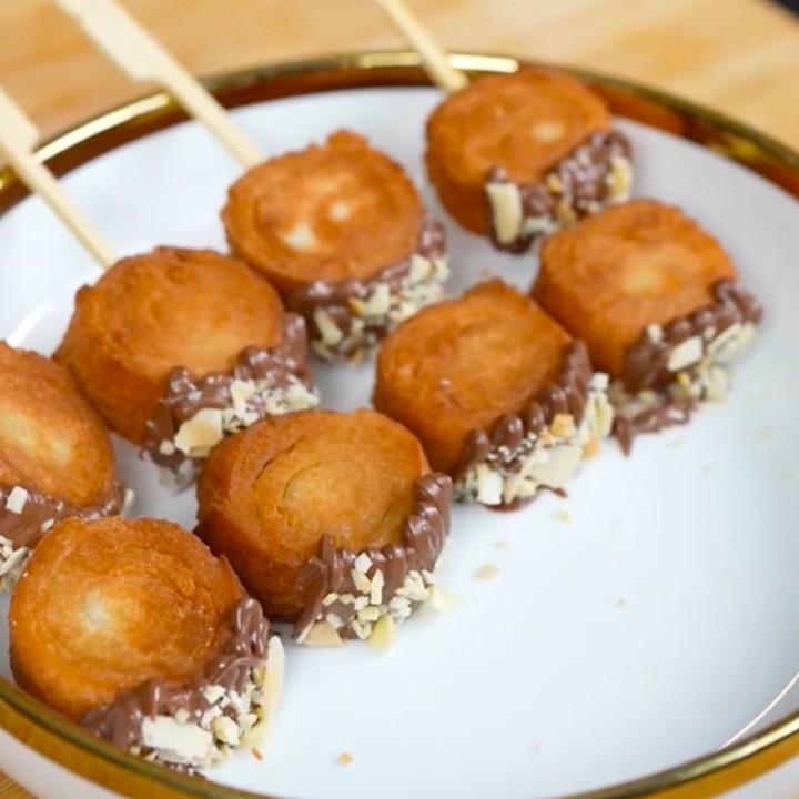<p>YouTuber Tasyi Athasyia membagikan menu bekal anak yang mudah dibuat dan hemat waktu, Bunda. Pada sebuah video, ia membuat cromboloni mini yang terbuat dari roti tawar yang digoreng dan diolesi dengan selai cokelat. "Tasyi bikin bekal lagi," papar Tasyi. (Foto: TikTok: @tasyiiathasyia)</p>