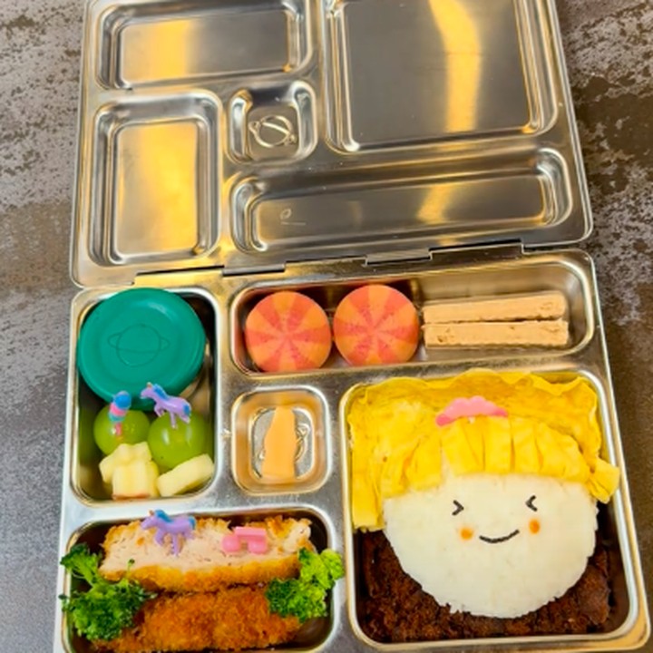<p>Selebgram Rachel Vennya dikenal sebagai Bunda yang kerap membuatkan bekal lucu untuk anak-anaknya. Pada salah satu video, Rachel membuatkan bekal dengan nasi, abon, dan telur dadar, Bunda. Ia juga menambahkan <em>chicken katsu</em> dan buah-buahan seperti anggur dan apel. "Bekalnya adek mau renang hari ini jadi mesti porsi kuli ya," ungkapnya. (Foto: TikTok: @rachelvennya)</p>
