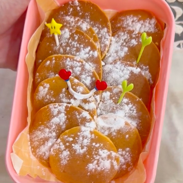 <p>Ayu Ting Ting membuatkan sang putri, Bilqis, bekal simpel dan hemat waktu, Bunda. Melihat dari akun TikTok-nya, Ayu membuat mini pancake yang ditaburi dengan gula bubuk dan cocolan cokelat. Lezat banget, ya. "Pagi wargaaa. Kita repot perbekalan lagi buat si kriting yuuukkk," ungkap Ayu. (Foto: TikTok: @ayutingting)</p>