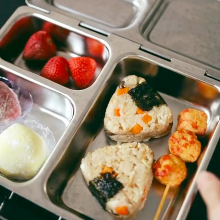 <p>Selebgram Dhatu Rembulan membuat bekal untuk anak-anaknya dengan cara mudah yakni dengan menggunakan <em>rice cooker.</em> Ia mencapurkan air dengan <em>soy sauce</em>, gula, kaldu jamur, serta minyak wijen. Kemudian Dhatu memasukkan dua cup beras yang telah dicuci bersih kemudian memasaknya dengan campuran air yang sudah disiapkan, ikan salmon atau dori, wortel, serta jamur. Setelah matang, ia pun mencetaknya menjadi bentuk segitiga. "Memasuki momen Lenon dan Jaggi bosan sama menu bekalnya tapi enggak mau <em>catering</em>. 'Pokoknya masakan Ibu'. Tapi sering banget enggak habis padahal pulang sekolahnya sampai sore. Pas <em>scrolling</em> lewatlah menu ini, langsung <em>re-cook</em>! Nambah menu baru buat bekal semoga anak-anak suka," tuturnya. (Foto: Instagram: @dhaturembulan)</p>