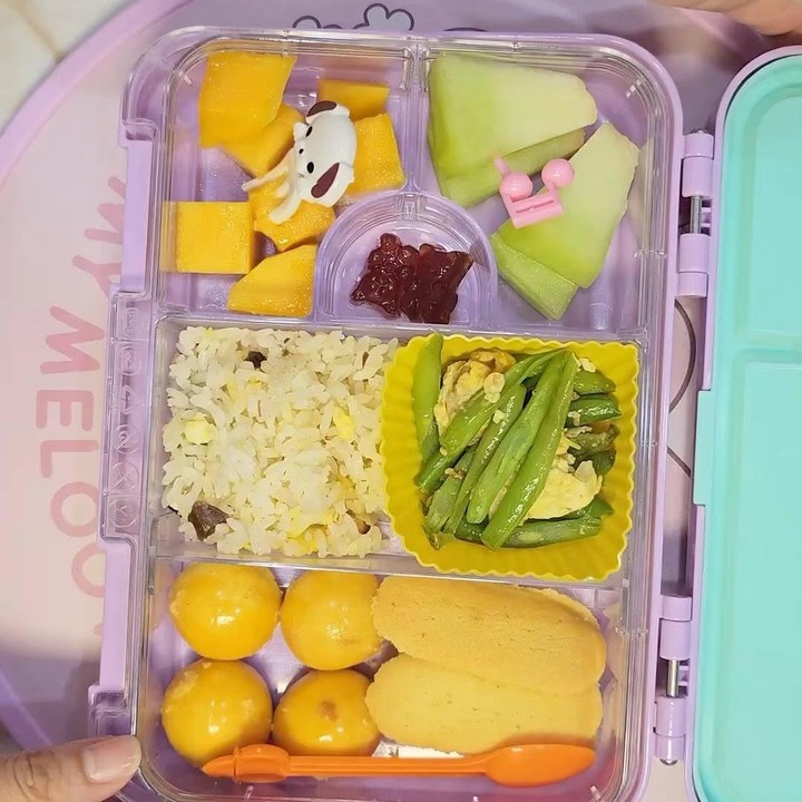 <p>Sarwendah selalu membuatkan bekal untuk anak-anaknya setiap hari, Bunda. Dalam sebuah unggahan, ia membuatkan bekal untuk putrinya, Thalia, dengan menu bergizi lengkap. Dalam satu kotak bekal, di dalamnya berisi nasi goreng, tumis buncis, buah-buahan, serta camilan berupa nastar dan lidah kucing. "Bekal cinta untuk anak," papar Sarwendah. (Foto: Instagram: @sarwendah29)</p>
