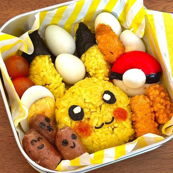 <p>Kedua anak selebgram Tiara Pangestika, Baim dan Mecca, sedang menyukai karakter Pikachu dalam anime Pokemon. Oleh karena itu, dirinya membuatkan bekal bertema Pikachu yang sehat dan bergizi. "Sejak Baim Mecca lagi keranjingan Pokemon karena suka liatin <em>@ariefmuhammad</em>, ini dia! Semoga bekal ini membawa senyuman di wajah kalian, BaiMecc," ujar Tiara seraya menyisipkan emotikon hati. (Foto: Instagram: @tiarapangestika)</p>