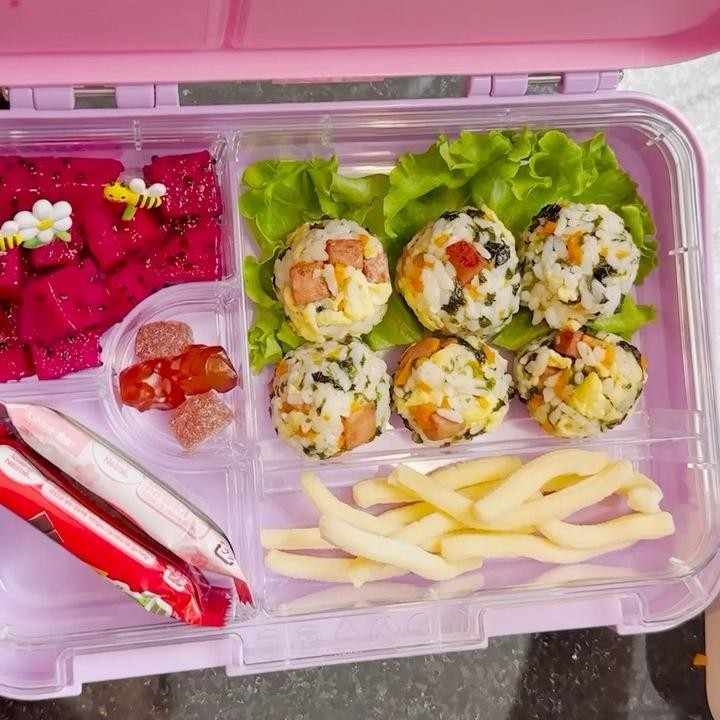<p>Chelsea Olivia memutuskan untuk membuat bekal anak yang simpel tapi tetap lezat dan bergizi, Bunda. Ia mencampurkan nasi dengan wortel parut, nori bubuk, telur orak-arik, dan cornet daging yang sudah ditumis sebelumnya. Setelah diaduk rata, adonan nasi pun dibentuk bulat-bulat kemudian di-<em>plating</em> dalam kotak bekal. "Selamat pagi. Sudah lama sekali engak <em>posting</em> pas lagi buat bekal karena bekal yang aku buat lagi itu-itu saja (yang pasti-pasti dimakan). Hahaha, padahal ini akan jadi kenang-kenangan yah sebelum anaknya kenal dengan jajan di sekolah dan mungkin enggak mau lagi bawa <em>lunch box</em>," tulis Chelsea dengan menyisipkan emotikon hati. (Foto: Instagram: @chelseaoliviaa)</p>