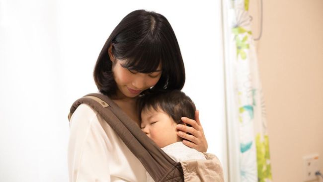 Pakar Ingatkan Bahaya Menyusui di Gendongan, Berisiko Bikin Bayi Lemas hingga Meninggal