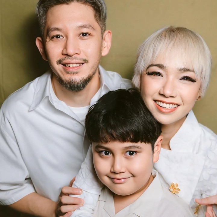 <p>Bunda masih ingat drama populer era 2000an, <em>Di Sini Ada Setan</em>? Salah satu pemainnya, Intan Ayu, kini disibukkan dengan karier barunya sebagai penyanyi. Perempuan 40 tahun ini juga tengah fokus menjalani kehidupan sebagai istri dan Bunda satu anak. (Foto: Instagram @tanayudjanuismadi)</p>