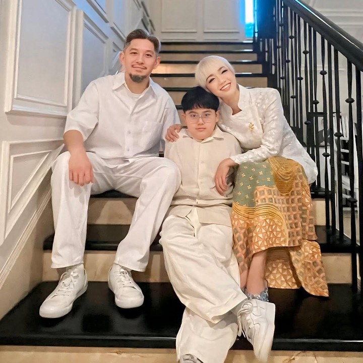 <p>Di hari Lebaran tahun ini, Intan kembali menghabiskan waktu bersama suami dan anaknya. Keluarga kecil ini kompak mengenakan pakaian bernuansa warna putih. (Foto: Instagram @tanayudjanuismadi)</p>