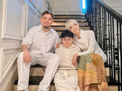 7 Potret Terbaru Intan Ayu Pemain 'Di Sini Ada Setan', Bahagia Bareng Suami dan Anak