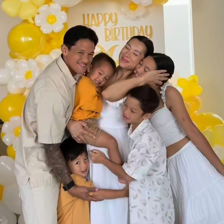 <p>Jennifer membagikan perasaan bahagianya melalui unggahan video di Instagram bersama anak-anak dan suaminya. “Seluruh hariku begitu istimewa dan aku sangat diberkati dan bersyukur atas keluargaku! Aku sangat siap untuk ulang tahunku yang ke-38,” tuturnya. (Foto: Instagram@jenniferbachdim)</p>