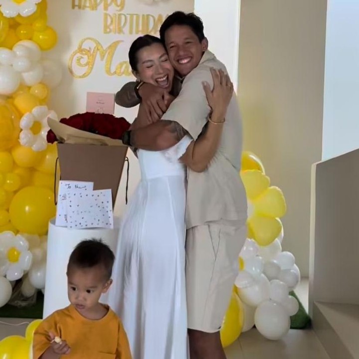 <p>Jennifer tampil menawan mengenakan <em>dress</em> berwarna putih. Sementara sang suami dan anak-anaknya memilih pakaian dengan sentuhan warna krem, kuning, dan putih. Dekorasi ulang tahunnya itu dipenuhi dengan warna favoritnya, yakni kuning. (Foto: Instagram@jenniferbachdim)</p>