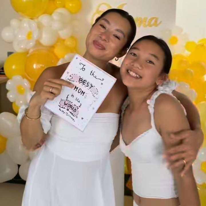 <p>Pada <em>postingan</em> itu, Jennifer juga mengungkap fakta bahwa perayaan ulang tahunnya itu ternyata disiapkan oleh sang putri, Kiyomi. “Kiyomi mengatur ulang tahunku dan itu sangat istimewa! Dia mengejutkanku dengan dekorasi ulang tahun, kartu ulang tahun termani, bunga, kue, sarapan rumahan,” ungkap Jennifer. (Foto: Instagram@jenniferbachdim)</p>