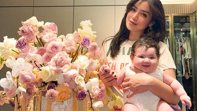 Punya ASI Berlimpah, Jessica Iskandar Bagikan Tips Menyusui