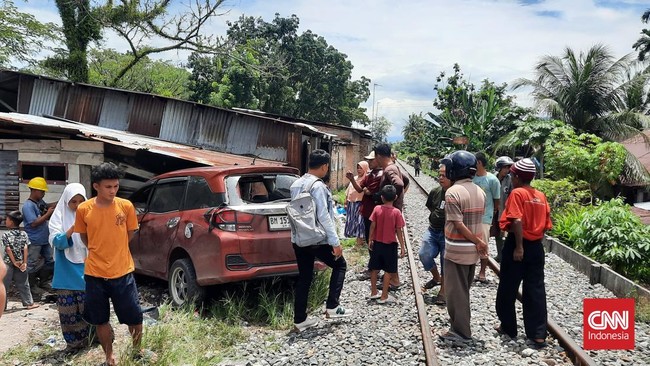 Dua kecelakaan kereta api terjadi di Padang, Sumatera Barat, Jumat (11/4). Kejadian itu mengakibatkan empat orang mengalami luka serius dan dilarikan ke RS.