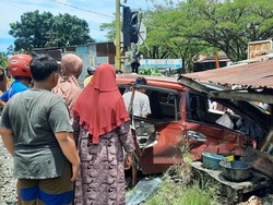 Kereta Bandara Minangkabau vs Minibus, 3 Orang Luka Serius