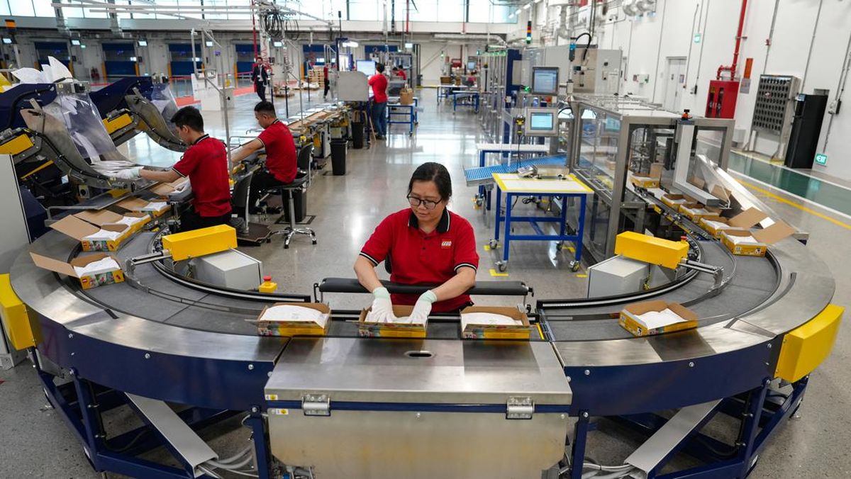 Upah Minimum Tetangga Pesaing RI Naik 7 Persen ke Rp3,3 Juta di 2026