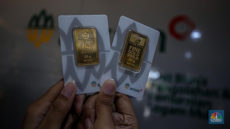 Pelanggan memadati Butik Emas Antam di Pulogadung, Jakarta, Kamis (10/4/2025). (CNBC Indonesia/Faisal Rahman)